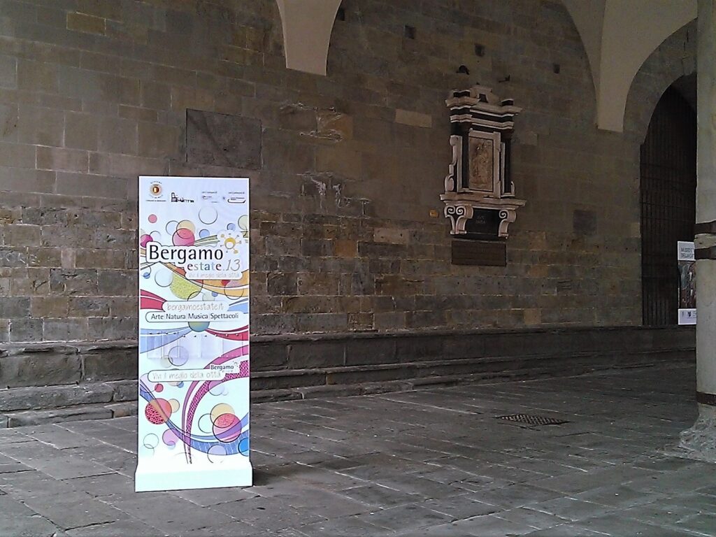 Totem da esterno per evento estivo a Bergamo con struttura easy, realizzato con grafica personalizzata e indicazioni su programmi e date dell'evento
