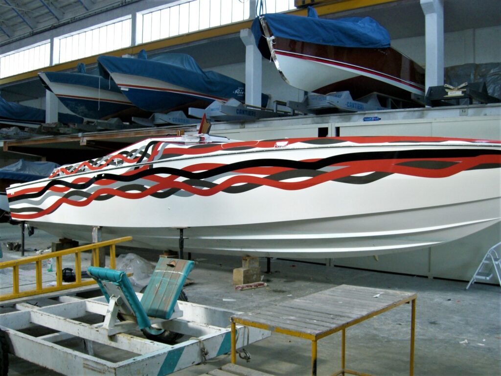Decorazione e personalizzazione per imbarcazioni con adesivo stampato digitalmente resistente agli agenti atmosferici (boat wrapping)