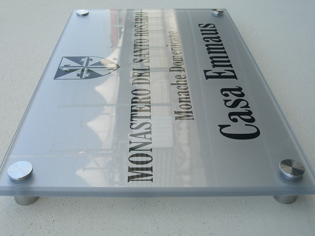 Targa in plexiglass con distanziali in acciaio e personalizzata con stampa eseguita a speculare per protezione antigraffiti