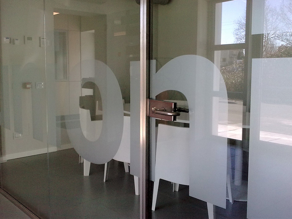 Loghi e scritte adesive in PVC opaco per la personalizzazione di vetrine di uffici e negozi