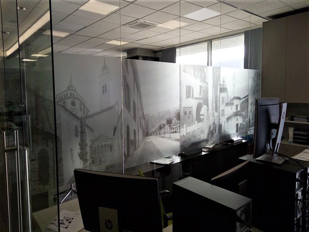 Gigantografia/vetrofania realizzata con adesivo effetto smeriglio e stampa digitale bianco e nero per ufficio con pareti in vetro
