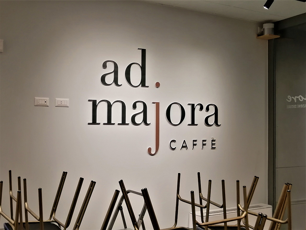 Scritte e loghi in 3d per la decorazione di pareti per bar, caffè e ristoranti