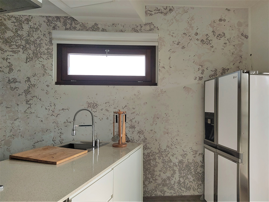 Rivestimento totale per le pareti di una cucina con materiale opaco e di facile pulizia